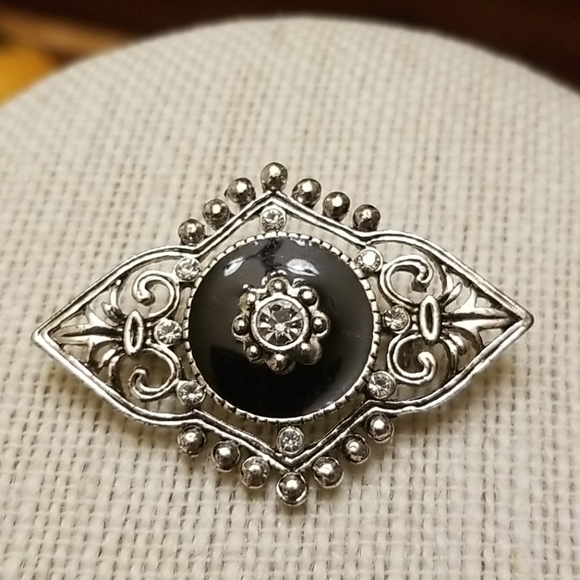 Vintage Jewelry - Small Vintage Silver toned Brooch